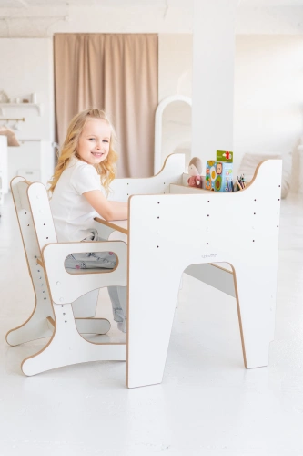Höhenverstellbarer Schreibtisch und Stuhl für Kinder